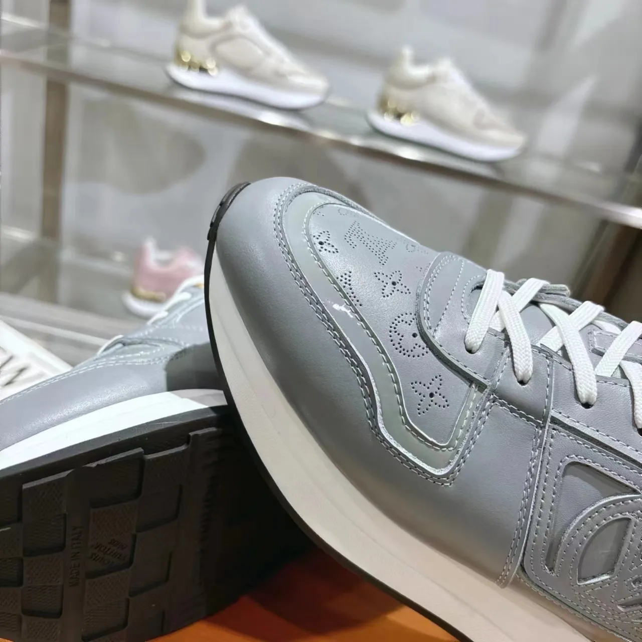 [L Family] P: 760💰Size 35-42 for women, 39-46 for men, (41.42 for women, 45.46 for men, customized) .LV Donkey Brand 🔥🔥LOUIS VUITTON Louis Vuitton's official website synchronizes the 2025 autumn and winter couple's models, which are now on the market, this Neo Run Away sneakers are inspired by running shoes, integrating LV's iconic must-have shoes into the trend. This version is a 1:1 replica of the original version. It is made of two-tone calfskin to highlight its simple lines and unique wedge outsole. Key details include the LV initials on the side and an engraved gold heel stabilizer on the back plus a 2cm hidden insole.